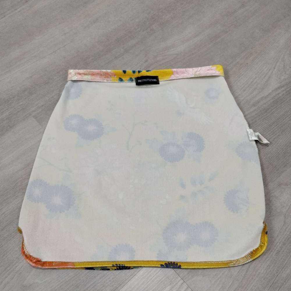 PrettyLittleThing velvety floral yellow mini skirt - Picture 8 of 15